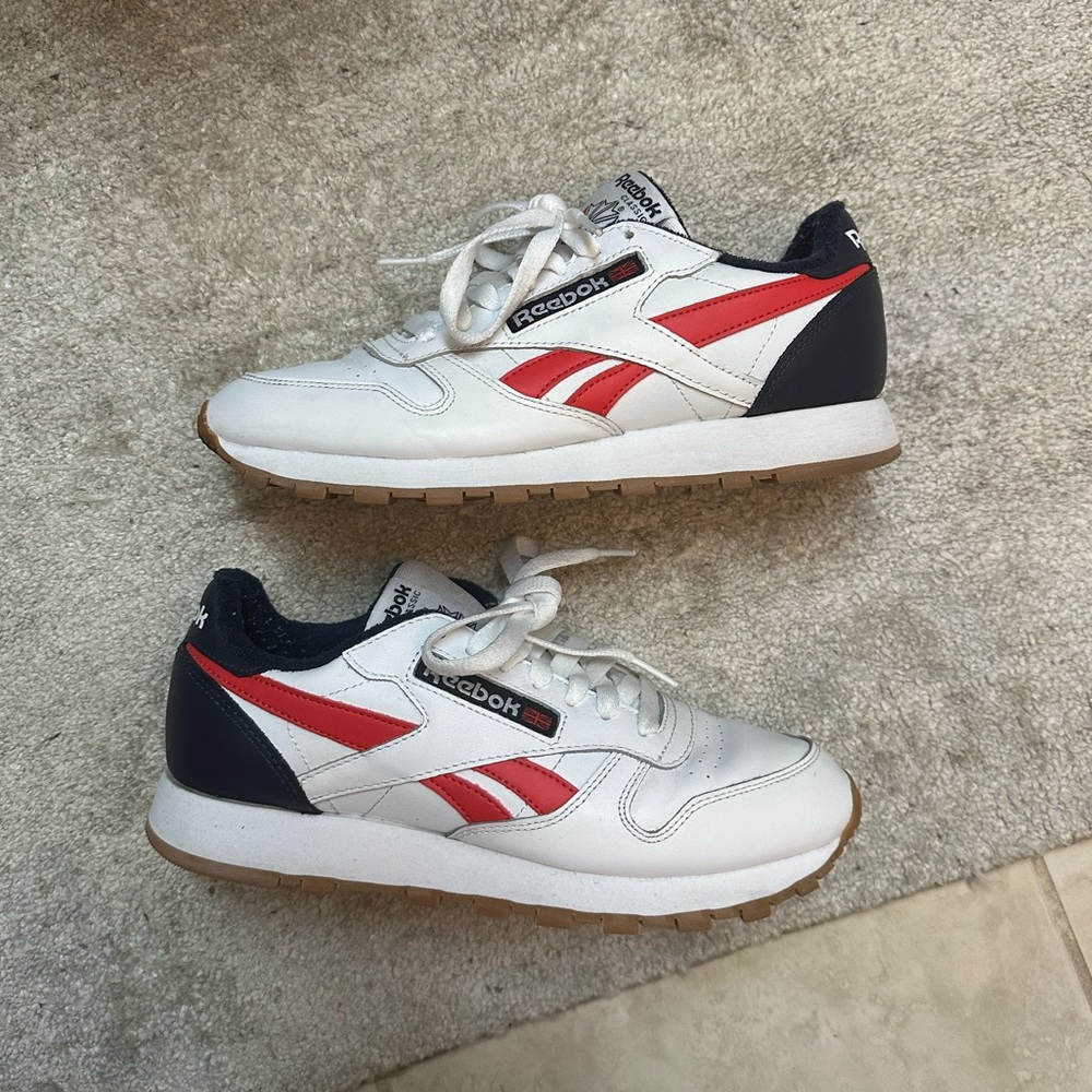 Reebok Classic Leather 
Men’s Size 7/ Women’s Size 8.5